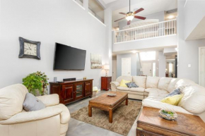 Symphony Home near Fort Worth Stockyard, Globe Life, AT&T by HomeStayPros